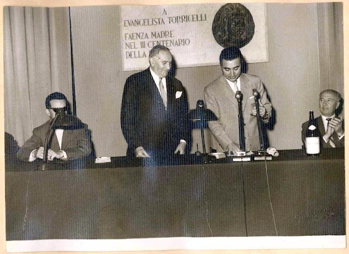 Il sindaco Elio Assirelli conferisce ad Amleto Bertoni il premio di Faentino lontano, Faenza 26 giugno 1960