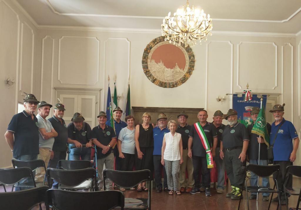 Cerimonia di donazione in comune alla presenza dei rappresentanti dell'Amministrazione comunale e della rappresentanza dei gruppi degli alpini
