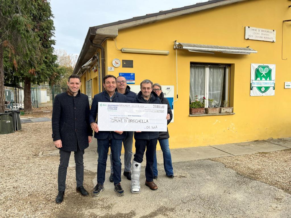 Il rappresentante de La BCC consegna ufficialmente la donazione al Sindaco di Brisighella presso il Centro Sportivo comunale destinatario dei fondi