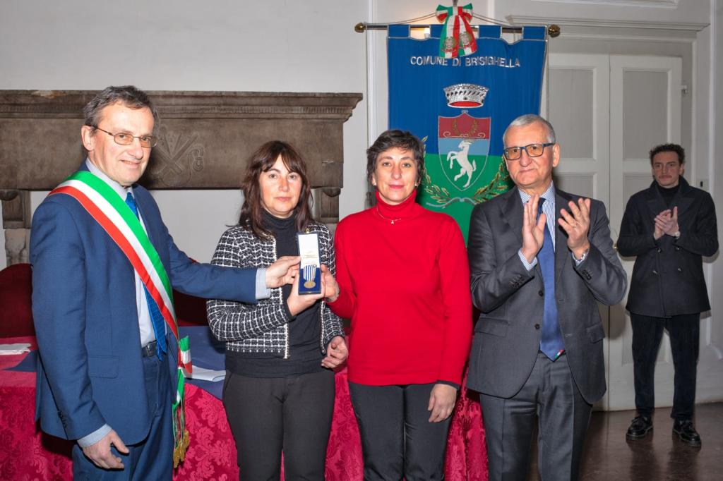  il Prefetto di Ravenna Castrese de Rosa consengna la  Medaglia d’Onore alla memoria di Carlo Cavalli alle nipoti Mariangela Nati e Anna Cavalli