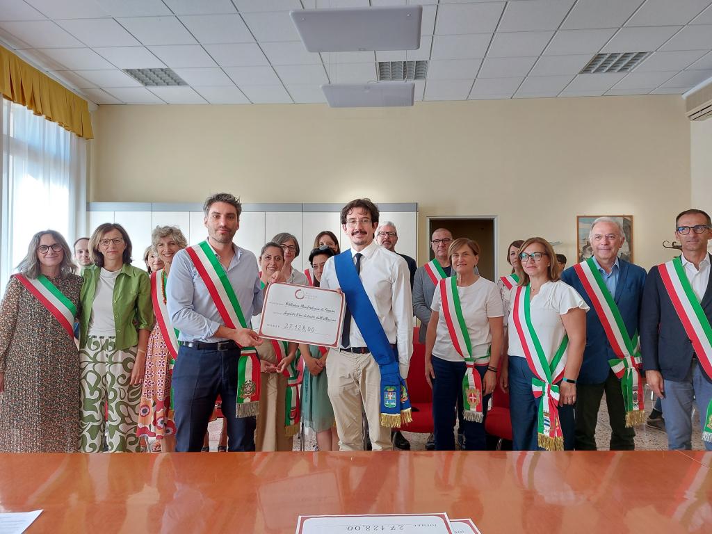 L'assessore faentino Davide Agresti, ospite della provincia di Vicenza, riceve la donazione a favore della Biblioteca Manfrediana