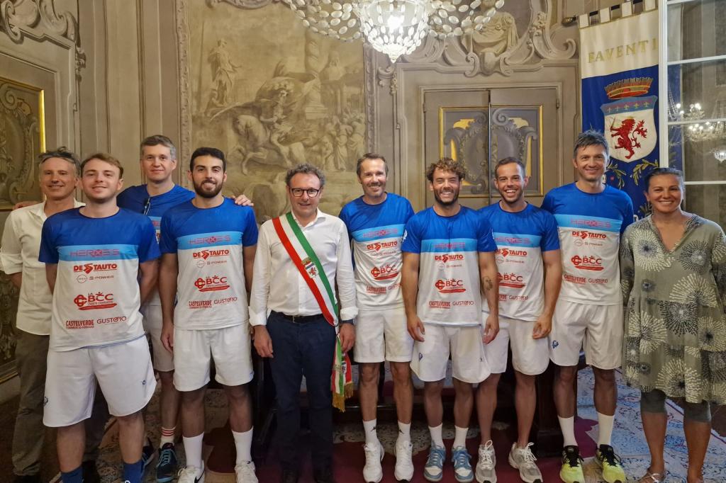 La squadra del Faenza Padel con il sindaco e l'assessora allo sport