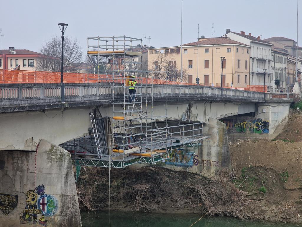 Il Ponte delle Grazie e le impalcature per i lavori di consolidamento
