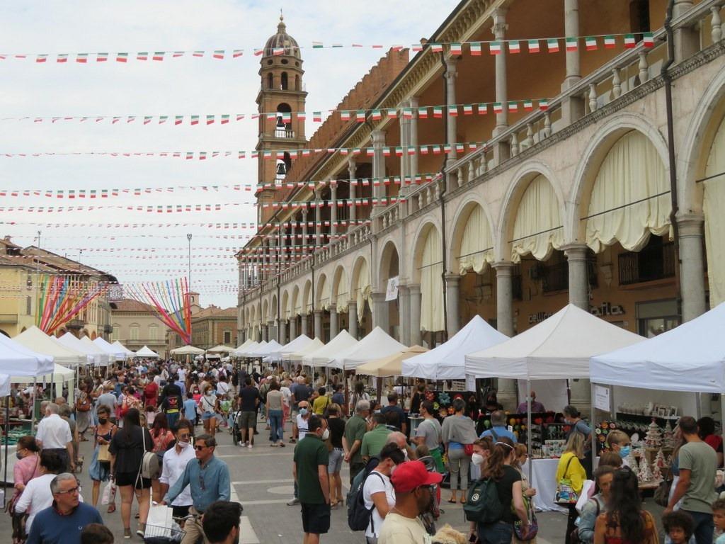 Piazza del Popolo gremita di persone che visitano gli stand di Made in Italy 2021