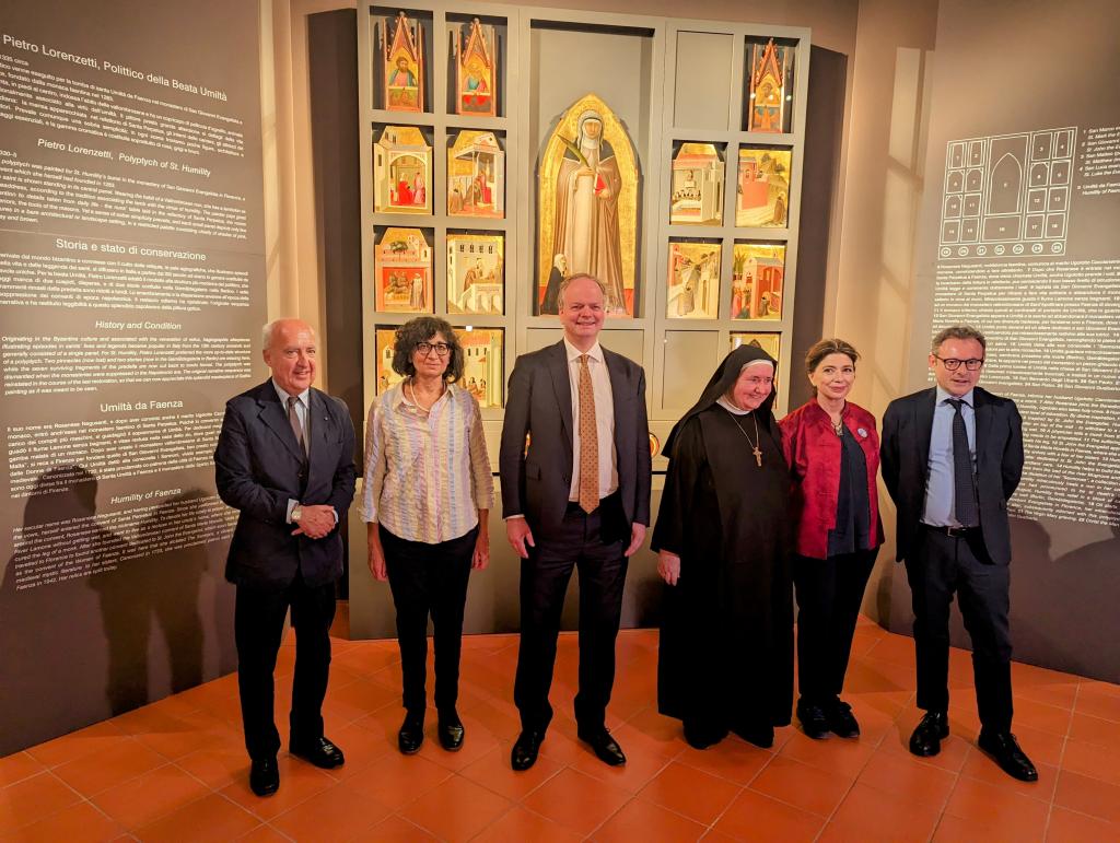 Il team della mostra "Uffizi diffusi" ritratti di fronte all'opera di Pietro Lorenzetti
