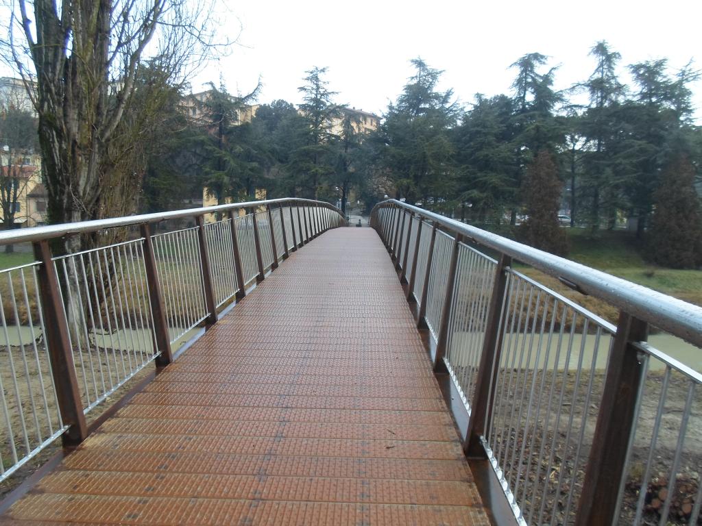 Riolo-terme-completato-il-ponte-pedonale-sul-fiume-Senio