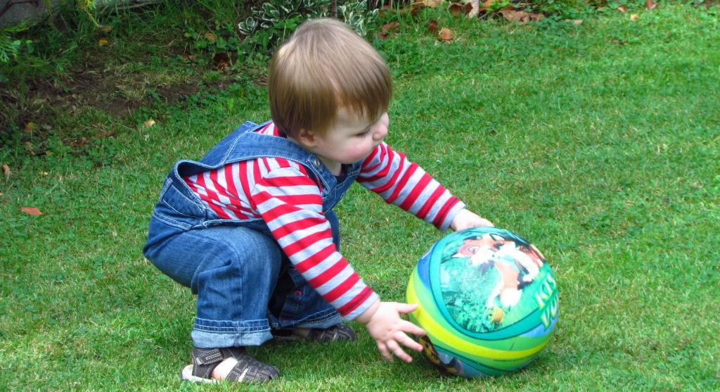 bambino con palla, bando per iscrizione ai centro estivi per bambini 9-36 mesi, Foto di Andy Crissell da Pixabay 