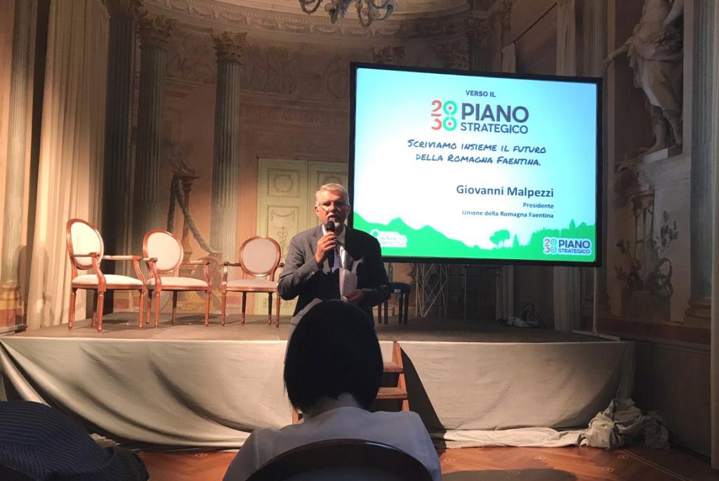 Giovanni Malpezzi, presidente dell'Unione della Romagna Faentina, durante l'incontro pubblico "Verso il Piano Strategico" tenutosi nel 2019