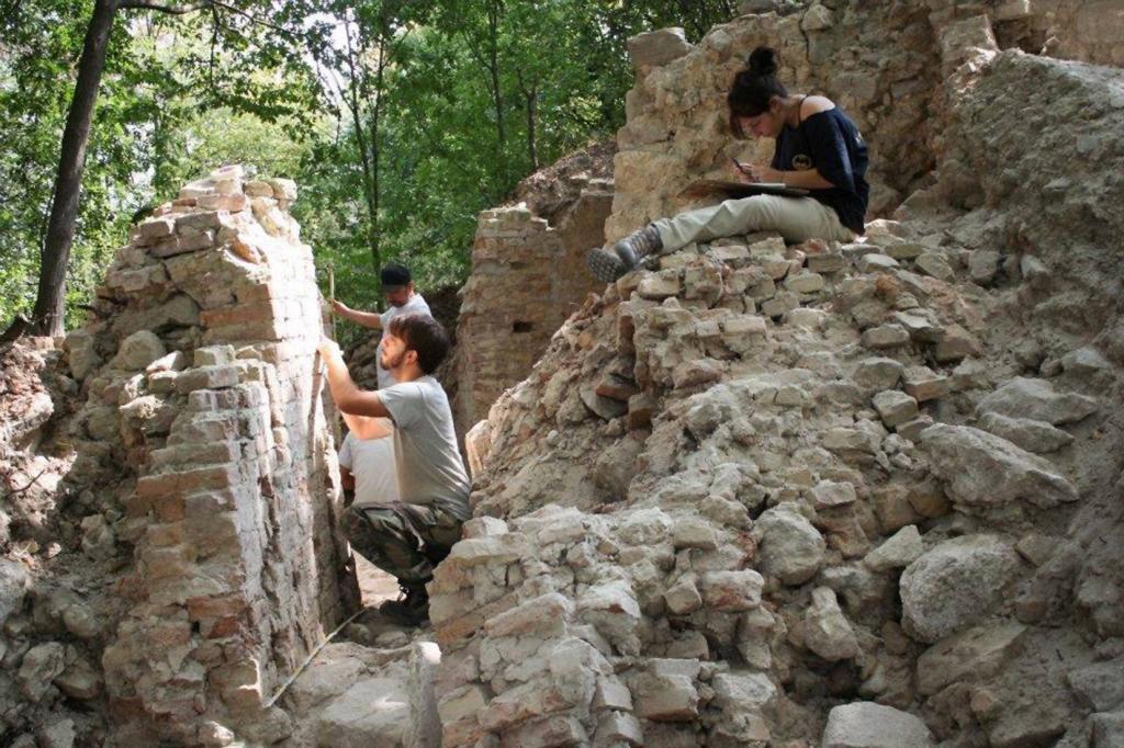 Studenti intenti alla rilevazione degli scavi archeologici del castello di Ceparano di Brisighella