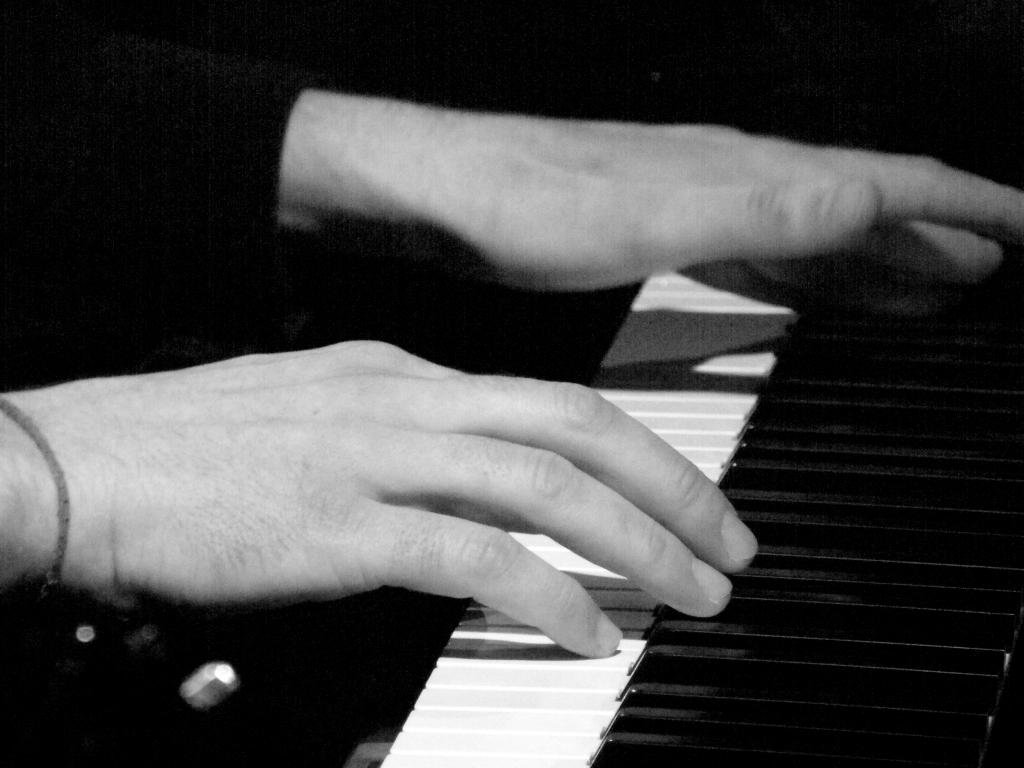 immagine di persona che suona il piano